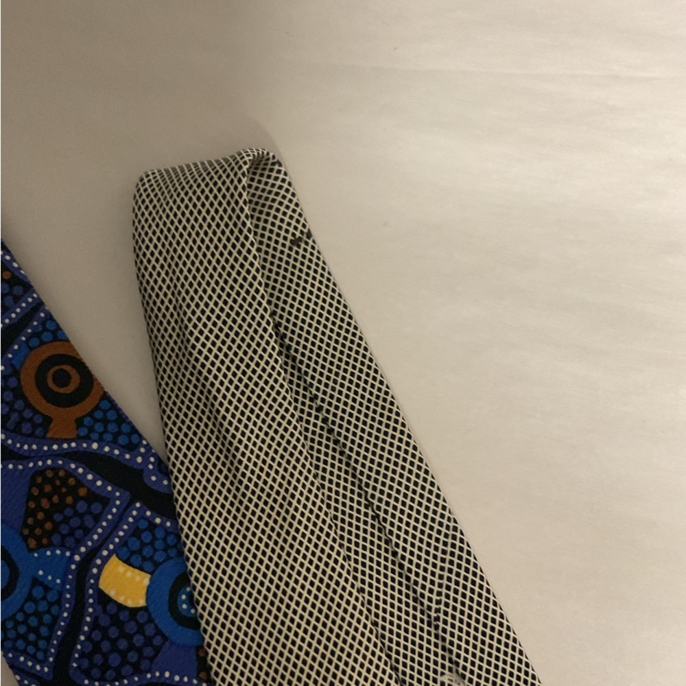 Lot of 4 Fun Ties - Picture 3 of 9